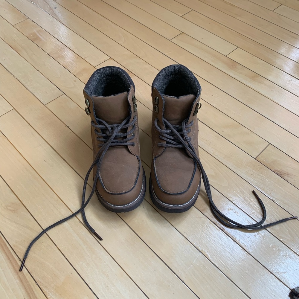 Joe Fresh Kid Size 4 shoes